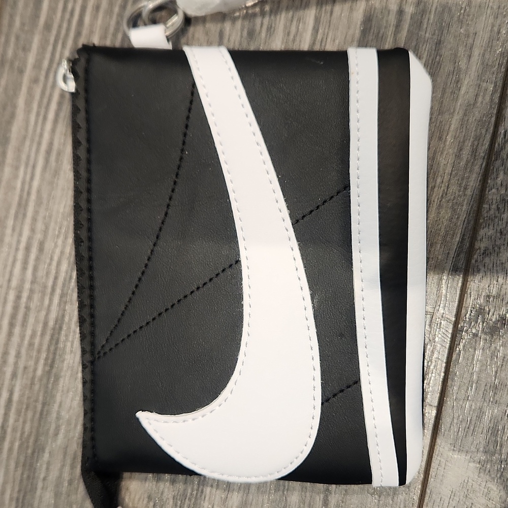 NWOT Nike Women's Wristlet 5 1/4" x  4 1/4" - Picture 3 of 9